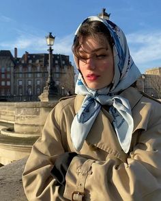 Mini Scrunchies, Tokyo Street Fashion, Parisienne Chic, Style Indie, Scarf Outfit, Grunge Look, Old Money Aesthetic, Mode Inspo