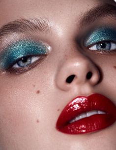 Turquoise Photoshoot, Colored Mascara Looks, Turquoise Makeup, Beauty Hacks Lips, Eating Too Much, Photoshoot Style, Blue Lipstick, Glitter Eye Makeup, Creative Photoshoot Ideas