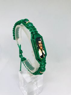 "Pulsera de Jesus Malverde de doble tejido con hilo de Nylon Verde #18 estilo Macrame y decorado con bolas de melachite verde 8mm y espaciadores dorado de oro laminado 8mm. Pulsera ajustable para hombre o mujer, cierre maximo desde 7\" pulgadas y hasta 8.5\" pulgadas." Casual Handmade Green Jewelry, Casual Green Handmade Jewelry, Slide Lock, Braided Bracelets, Gold Hoop, Honolulu, Gold Hoop Earrings, Rope Bracelet, Gold Earrings