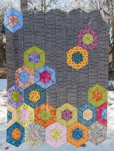 a quilt made to look like hexagons in the snow