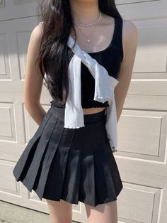 Black Pleats Skirt Outfit, Tennis Skirt Outfits Aesthetic, Sports Skirts Outfit, Tennis Skirt Inspo Outfit, Cute Tennis Skirt Outfits For Summer, How To Style A Tennis Skirt In Summer, Aesthetic Tennis Skirt Outfit, Grey Skirt Outfit Korean, Black Skirt Outfit Pleated