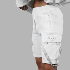 Le short noir est doté de deux poches, avec le logo Blvck brodé au-dessus de la poche avant. Il possède une taille élastique et est parfait pour une journée décontractée.
Matériel : denim en coton élastique doux, composé de 97% de coton et de 3% d'élasthanne.
Le modèle porte une taille S et mesure 1m67.