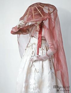 한복의 아름다움을 그저 세상에 알리고 싶은 마음뿐이었어요. http://mywedding.design.co.kr/in_magazine/sub.html?at=view&p_no=2&info_id=65230&c_id=00010002 Traditional Korean Clothing, Hanbok Traditional, Korean Traditional Clothing, Korean Traditional Dress, Modern Hanbok, Korean Hanbok, Rock Outfit, Traditional Korean, Korean Traditional