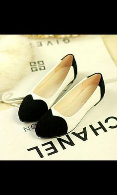 Ballet flats ~ black & white Chanel Black And White Chanel, Ballerina Shoes Flats, Pointed Flats, Boho Dresses, Girly Shoes, Long Run, Dresses Elegant