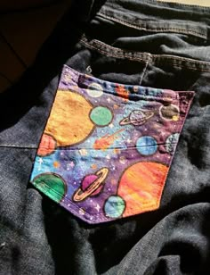 Painted Jeans Inspiration, Painting Pants Idea, Painted Jean Pockets Ideas, Denim Pocket Painting, Acrylic Paint On Jeans, Paint Jeans Ideas, Art Jeans Paintings, Back Pocket Painting Jeans