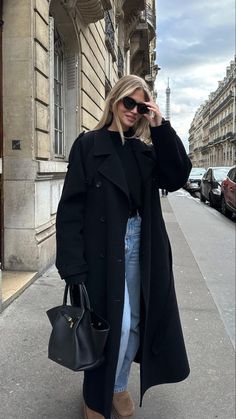 Trent Coat, Black Coat Outfit, Mantel Outfit, Look Adidas, Outfit Autumn, Skandinavian Fashion, Winter Fashion Outfits Casual, Outfit Chic, Cold Outfits