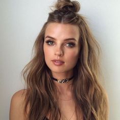 6 razões para apostar em esponjas na hora de fazer a make Half Bun Hairstyles, Hairstyles Tutorial, Romantic Hairstyles, Messy Bun Hairstyles, Penteado Cabelo Curto, Festival Hair, Teen Hairstyles, Long Hairstyles