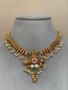 Traditional Necklace Designs Gold Indian, Antique Gold Necklace Set, Heavy Gold Necklace Indian, Simple Gold Necklace Designs, Indian Jewellery Gold, Indian Gold Necklace Designs, Pearl Locket, Vintage Indian Jewelry, Simple Necklace Designs