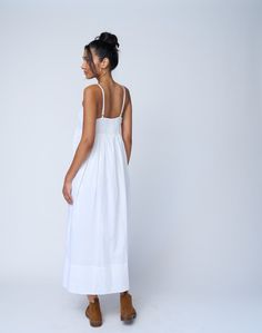 Effortlessly stylish, this 100% GOTS-certified organic cotton dress embodies seasonless versatility. Designed with a relaxed fit and thoughtfully placed pockets, it’s easy to layer with a jacket or cozy sweater, or wear on its own. Featuring a slight V-neck and above ankle-length silhouette, this fully lined dress transitions seamlessly between occasions—perfect for work, brunch with friends, or adding a touch of casual elegance to your everyday, even at the beach. Ari is 5'10" and is wearing a Hamptons Dress, New Hampton, Organic Cotton Dress, Jumpsuit Jacket, Cozy Sweater, New Tops, Casual Elegance, Cozy Sweaters, Cotton Dress