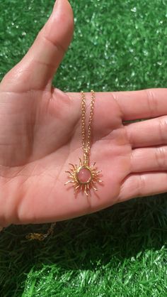 Collar de sol / sol envuelto en alambre / sol envuelto en alambre hecho a mano / collar de cristal / colgante de sol - Etsy 14k Gold-filled Wire Wrapped Necklace, 14k Gold Wire Wrapped Necklace For Gift, 14k Gold Wire Wrapped Necklace As Gift, 14k Gold Wire Wrapped Necklace, Gold Spiritual Crystal Necklaces Nickel Free, Gold Wire Wrapped Crystal Necklace For Gift, Gold Wire Wrapped Necklace For Gift, Handmade Gold Crystal Necklaces In Minimalist Style, Handmade Gold Minimalist Crystal Necklace