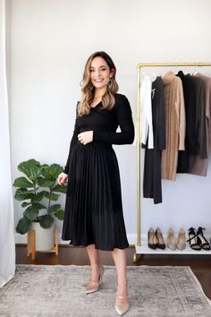 Elegant Causal Outfits, All Black Modest Outfit, Black Skirt Work Outfit, Holiday Party Outfit Work, Office Party Outfits, Casual Holiday Outfits, Winter Party Outfit, Party Outfit Ideas, Pleated Skirt Outfit