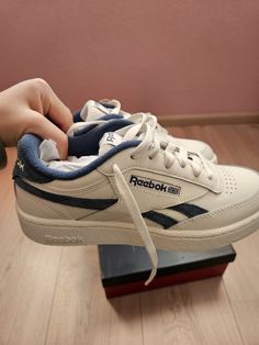 Rebock Shoe Aesthetic, Rebook Shoes Outfits, Vintage Reebok Outfit, Rebook Sneaker, Reebok Shoes Outfit, Reebok Club C Vintage, Club C Shoes, Rebook Shoes, Club C Reebok