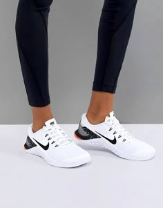 Womens Running Shoes Trendy, Womens Nike Running Shoes, Nike Running Shoes For Women, Metcon Nike, Women Tennis Shoes, Womens Nike Shoes, Womens Workout Shoes, Nike Training Shoes, Running Shoes Women