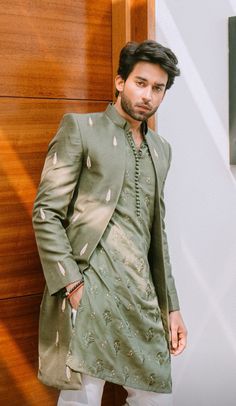 Mehndi Dresses For Boys For Men, Ethnic Wear Men Indian, Man Kurta Designs Style, Boys Traditional Wear Indian, Mehendi Outfits For Men, Ethnic Wear Men, Traditional Indian Mens Clothing, Make Up Guide, India Fashion Men