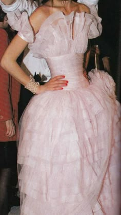 Pink Chanel Runway, Vintage Runway Dresses, Bridgerton Hair, Room Decor Winter, Pink Runway, University Outfits, Interior Design Student, Shalom Harlow