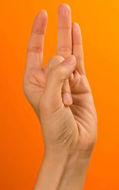 Hold Your Hand In This Position And You Will Not Believe What Will Happen Next Shunya Mudra, Pressure Point Therapy, Gyan Mudra, What Will Happen Next, Hand Reflexology, Finger Exercises, Yoga Hands, Hand Exercises