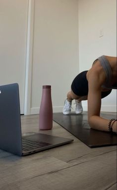 Work Out Inspo Aesthetic, Pushup Aesthetics, Ab Workout Aesthetic, Moving Body Aesthetic, Appearance Vision Board, Excersise Picture, Home Workouts Aesthetic, Work Out At Home Aesthetic, Morning Person Aesthetic 5am