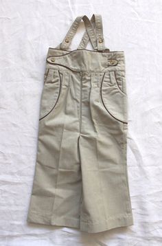 "FRENCH VINTAGE 70's, adorable little high waisted suspender pants, beige polycotton fabric, two large patch pockets, brown piped edgings. Brand \" Esterine \". This is really high waisted like suppose to come under the arms ! Total length 23,8\"  / Width ( underarms - taken flat ) 8,2\" / From underarms to crotch 11\" Size 6 months Vintage condition level 5, new old stock  We assess the condition of our vintage items on a scale from 0 to 5. Level 5 corresponds to an almost new vintage condition Vintage Style Full Length Cotton Overalls, Cotton Overalls With Belt Loops, Retro Beige Cotton Bottoms, Retro Bottoms Overalls With Pockets, Full Length Cotton Vintage Overalls, Vintage Beige Pants For Summer, Vintage Full Length Cotton Overalls, Vintage Full Length Beige Bottoms, Vintage Beige Summer Pants