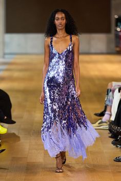 Monse Spring 2025 Ready-to-Wear https://www.vogue.com/fashion-shows/spring-2025-ready-to-wear/monse/slideshow/collection#25 Purple Runway Fashion, Pfw 2024, Purple Fashion Outfit, Fw 2024, Gown Inspiration, Maxi Styles, Streetwear Fashion Women