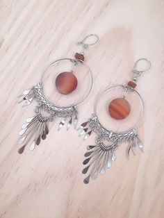 Large Western Boho Hippie Earrings in Natural Semi Precious Stone Orange Fire Agate Handmade in Peru Artisanal and Fair Trade. Fire Agate is a fine and semi-precious gemstone, red to ocher in color and translucent. It reflects brilliant flashes of yellow, red and orange. The unique composition and arrangement of the components of Fire Agate are the source of its iridescent colors reminiscent of fire, hence its name. It is the rarest of the Agate stones. In lithotherapy, the Fire Agate stone helps to overcome fears and feelings of insecurity. It encourages us to move forward, to push back the limits and obstacles that can arise between our goals and ourselves. The ear hooks open and close. Very practical with masks, scarves or scarves. Made from German silver or alpaca steel, a high quality Handmade Amber Agate Earrings, Carnelian Natural Stones Dangle Earrings, Carnelian Dangle Earrings With Natural Stones, Adjustable Carnelian Earrings With Natural Stones, Bohemian Carnelian Amber Earrings, Bohemian Agate Earrings With Natural Stones, Bohemian Silver Agate Earrings, Bohemian Amber Carnelian Earrings, Adjustable Carnelian Dangle Earrings