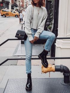 How To Style Doc Martens, Vinter Mode Outfits, Dr Martens Outfit, Winter Mode Outfits, Doc Martens Outfit, Casual Weekend Outfit, Stylish Winter Outfits, Trendy Outfits Winter, Denim On Denim