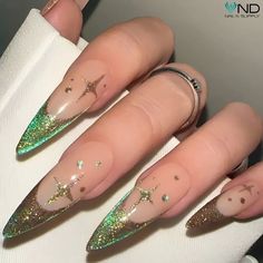 Christmas Trendy Nails, Green New Years Nails, Festive Nails Indian, Wicked Nails Musical, Holiday Nails Designs, Green Nails Christmas, Nail Designs New Years, Cool Christmas Nails, Glitter Nails Designs