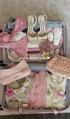 @ashley.kaylen on tiktok Luggage Aesthetic, Organization Travel, Organized Travel, Dainty Accessories, Cute Suitcases, Travel Bag Essentials, Inside My Bag, Pretty Pink Princess, Packing Luggage