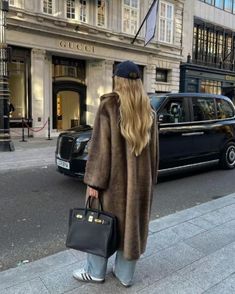 Gucci Street Style, Saltburn Outfits, Bracelets Hermes, Nyc Cap, Hermes Aesthetic, Old Money Outfit Ideas, Skirt Gucci, European Spring, Fur Coat Brown