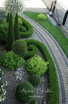 the garden is neatly trimmed and ready to be used as a focal point for this photo