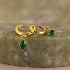 Celebre una ocasión especial con nuestro juego de aretes con dijes de esmeralda, que incluye tres aretes únicos con piedras preciosas de esmeralda que complementan cualquier atuendo. Las esmeraldas verdes vibrantes simbolizan la renovación y el crecimiento, ¡perfectas para agregar un toque de color y mística!

 Este anuncio se puede comprar como un juego de 3 aretes individuales o como un juego completo de 3 pares de aretes (Ahorre 10%). Puede elegir la opción que desee en el menú desplegable. Green Gold Plated Earrings Fine Jewelry, Green Formal Hoop Earrings, Formal Green Hoop Earrings, Elegant Gold Plated Green Hoop Earrings, Green Gold-plated Earrings For Anniversary, Elegant Green Gold-plated Hoop Earrings, Green Gold Plated Earrings For Anniversary, Anniversary Green Gold-plated Earrings, Elegant Green Hoop Earrings As Gift