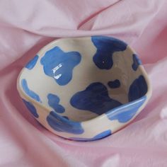 Pottery with blue cowprint Cute Hand Painted Bowls, Cow Print Pottery Painting, Handmade Pottery Painting Ideas, Clay Art Bowls, Aesthetic Bowl Painting, Cow Print Ceramics, Cute Ceramic Bowl Designs, Ceramic Bowl Designs Paint, Clay Bowl Ideas Aesthetic