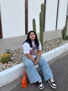 Complexion Media, Light Jeans Outfit, Chubby Outfit Ideas, Midsize Outfit Ideas, Streetwear Poses, Street Style Photoshoot, Girls Jeans Top, Chubby Girl Outfits