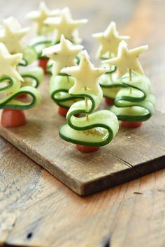 Need easy snack ideas for Christmas Eve or an office party? These appetizers are perfect for any holiday gathering. Pin for more Christmas Eve Dinner ideas! Healthy Christmas Snacks, Veggie Skewers, Dandelion Jelly, Decorações Com Comidas, Healthy Christmas, Holiday Snacks, Christmas Foods, Christmas Food Dinner, Dandelion Recipes