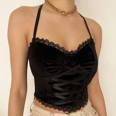 Veuillez vous référer à notre tableau des tailles pour obtenir des conseils sur le choix d'une taille. Délai de traitement des commandes de 5 jours ouvrables. 90% polyester 10% spandex Elegant Fitted Cropped Halter Top, Fitted Crop Top With Lace-up Back For Party, Fitted Lace Cami Crop Top, Fitted Lace Trim Cami Crop Top, Chic Fitted Lace Crop Top, Fitted Crochet Lace Crop Top, Fitted Chic Lace Crop Top, Fitted Backless Top With Corset Back, Fitted Crop Top With Lace Trim And Spaghetti Straps