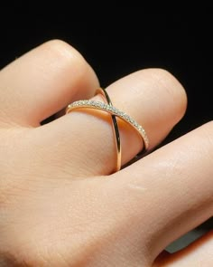 Criss Cross Engagement Ring, Hand Jewelry Rings, Criss Cross Ring, Gold Rings Fashion, Gold Ring Designs, Gold Anniversary, Unique Gifts For Women, Ladies Diamond Rings