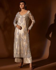 White Silk Salwar Kameez Pakistani Wedding Dresses Gold Pakistani Dress, White Silk Lehenga, Salwar Kameez Pakistani, Marriage Dress, Embroidery Dresses, Pakistani Wedding Outfits, Pakistani Fancy Dresses, Pakistani Fashion Party Wear, Pakistani Salwar Kameez