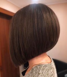 Angled Bob Haircut, Wavy Inverted Bob, Short Hair Transformation, Hairstyles For Wavy Hair, Face Shape Hair, 40 Hairstyles, Over 40 Hairstyles, Inverted Bob Haircuts, Angled Bobs