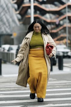 Plus Size Autumn Outfits 2023, Outfit With Pop Of Color, Plus Size Fall Fashion 2023, Neutral Color Palette, New York Fashion Week Street Style, Look Plus Size, Autumn Street Style, Mode Inspo, Cool Street Fashion