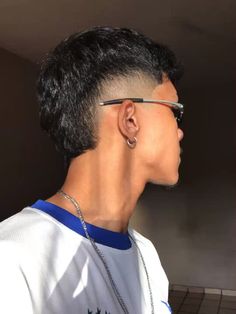 corte de cabelo moicano/moica Male Haircuts, Taper Fade Haircut, Taper Fade, Corte De Cabelo Masculino, Fade Haircut, Cortes De Cabello, Haircut Ideas, Haircuts For Men