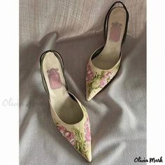 Olivia Mark - Elegant Strappy Sandals with Floral Embellishments Chinese Sketch, Vintage High Heels, Dr Shoes, Heels High, Vintage Heels, Shoe Inspo, Aesthetic Shoes, Shoe Covers, Carrie Bradshaw