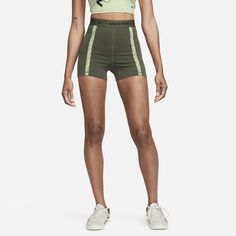 Turn up your workout in these high-waisted shorts. From squats to lunges to leaps, the stretchy, sweat-wicking fabric and classic elastic waistband help keep you feeling confident—so you can go big. Jordan Shop, Kids Basketball, Cargo Khaki, Feeling Confident, Shorts Cargo, Women Lifestyle, Fit Inspo, Nike Pros, Turn Up