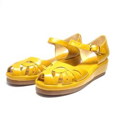 Vintage Style Shoes, Fashion 1940s, Low Wedge Sandals, Shoe Ideas, Low Wedges, Classic Handbags, Shoe Repair, Peep Toe Shoes, Yellow Shoes