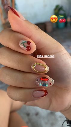 🍒 Gel Red Nails Ideas, Nail Gelish Design, Short Round Nail Designs, Red Nails With Design, Cute Manicure Ideas, Structured Gel Manicure, Best Christmas Nails, Christmas Styles, Christmas Nail Art Ideas