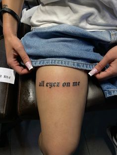 a person with a tattoo on their leg that says, all eyez on me