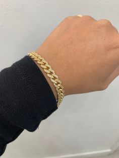 Medium monaco bracelet in 14k gold, it has cubic zirconias that add brightness to the piece, you can wear it daily, ideal for ladies and men, it will not go green, it will not change color, or stain your skin, you can even bathe, swim or sleep with the piece, if you have any questions send a message, item sold by piece, weigh undetermined. Green It, Wedding Bracelets, Wedding Jewelry Bracelets, Wedding Bracelet, Go Green, Your Skin, Monaco, Color Change, Wedding Jewelry