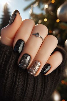 Holiday Nails Simple Short, Christmas Nail Glitter, Nail Gel Christmas, Nail Designs For Short Nails Christmas, New Year Christmas Nails, New Year Black Nails, Gold With Black Nails, Christmas Nails Ideas Simple, Festive Nails Simple