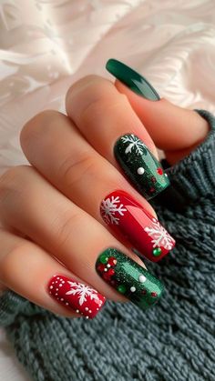 Simple Christmas Nails Design, Red Nail Christmas Designs, Christmas Wedding Nails, Holiday Nail Designs Winter, Gingerbread Nails, Nails Unique, Xmas Nail, Graduation Nails