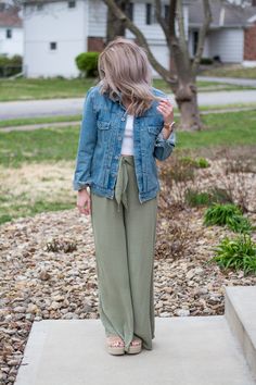 Linen Pants Denim Jacket, Green Wide Leg Linen Pants Outfit, Pale Green Pants Outfit, Dressy Spring Outfits 2024, Light Green Wide Leg Pants Outfit, Sage Linen Pants Outfit, Green Loose Pants Outfits, Cargo Pant Work Outfit, Pistachio Pants Outfit