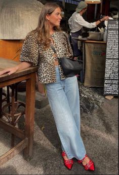 Trendy Short Sleeve Leopard Print Blouse, Casual Leopard Print Summer Blouse, Look Grunge, Look Casual Chic, Style Lookbook, Laced Up Shirt, Leopard Print Shirt, Summer Fabrics, Fashion Streetwear