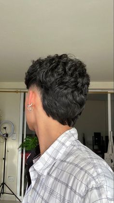 Get ready to discover different variations of the mullet fade haircut, learn how to achieve the perfect mullet fade, and explore our gallery for inspiration. Mens Haircuts Thick Hair, Modern Mullet Haircut, Haircut Highlights, Haircut Names, Men Fade Haircut Short, Mullet Fade, Mens Haircuts Short Hair, Burst Fade